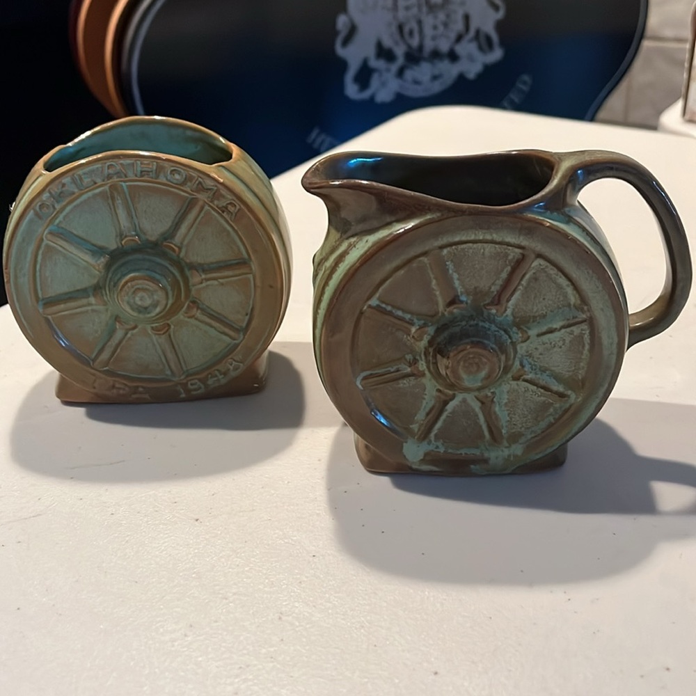 Vintage Wheel Design Ceramic Creamer and Sugar Set